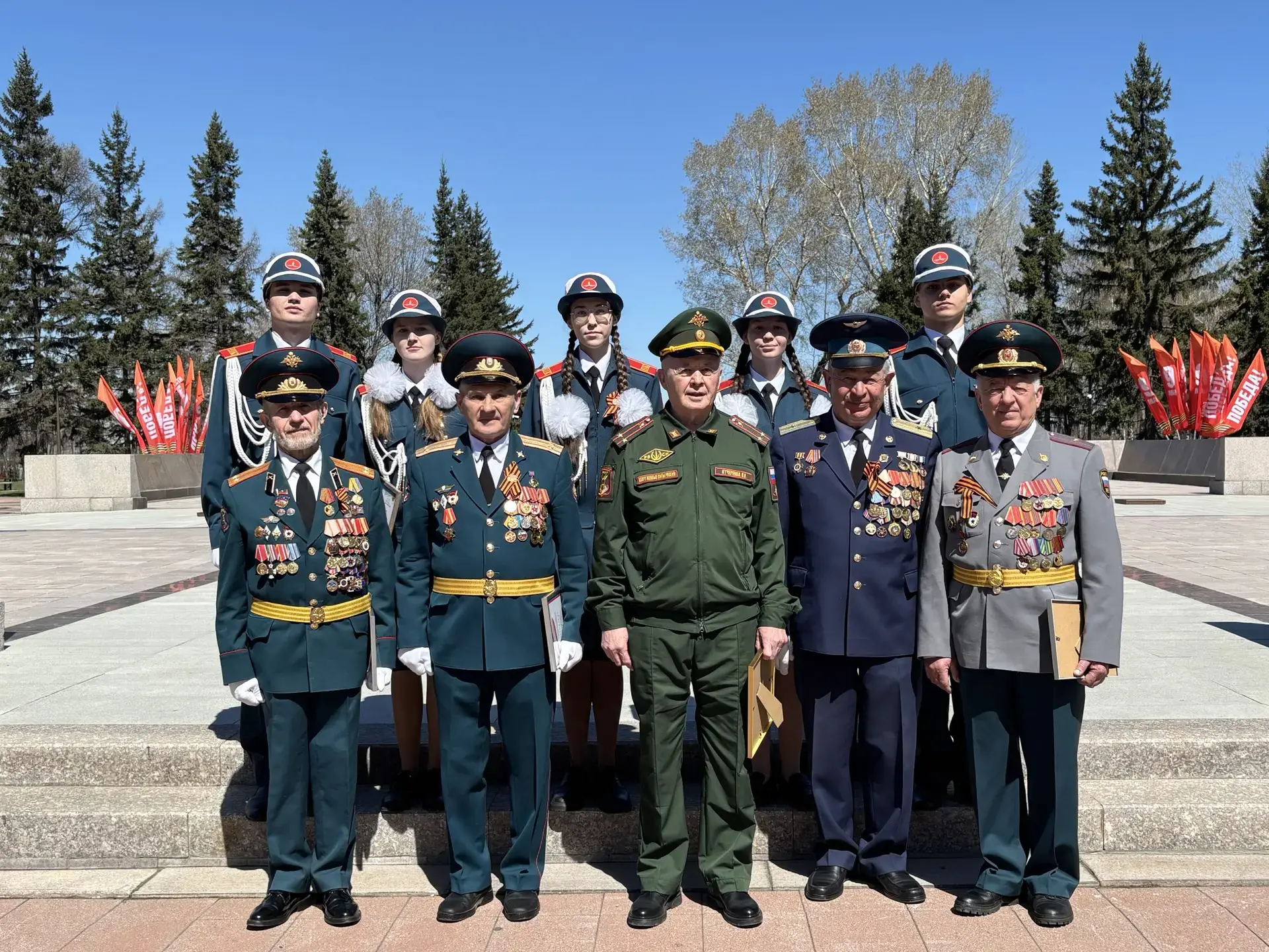 Стоим у Вечного Огня