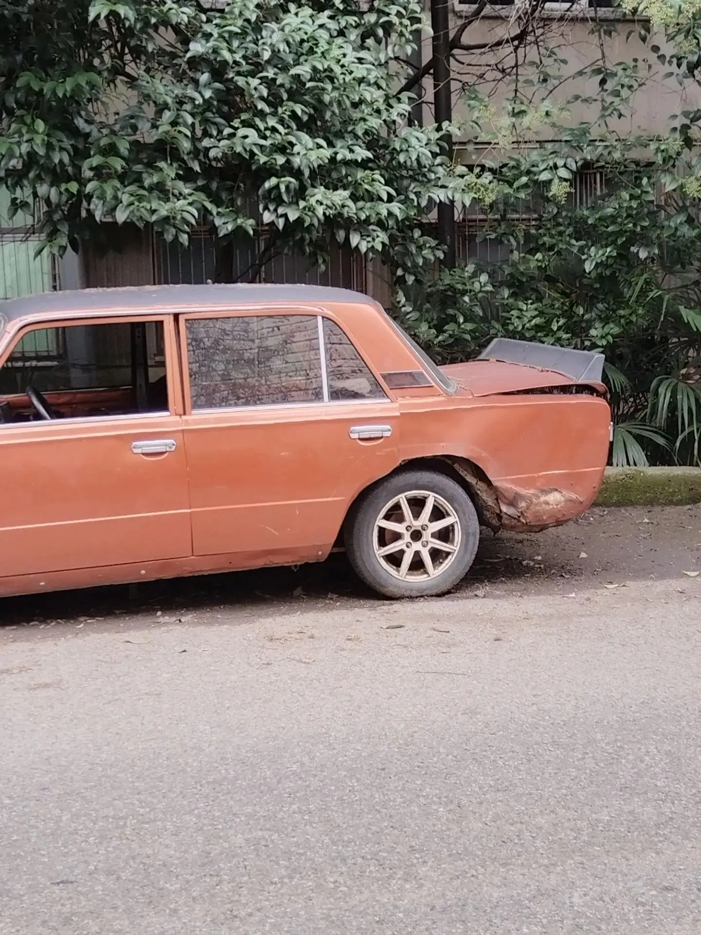 🚗 Новый «арт-объект» Сочи — автомобиль, который уже несколько месяцев украшает переуло...