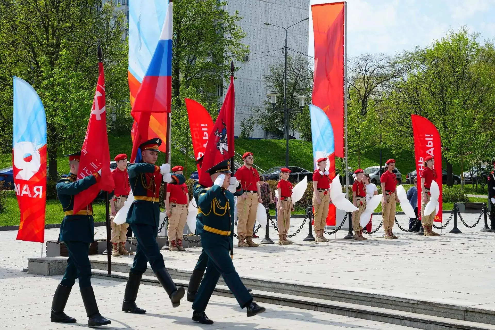 В Крылатском прошло торжественное мероприятие в честь Дня Победы  7 мая на площади «Защитников неба»
