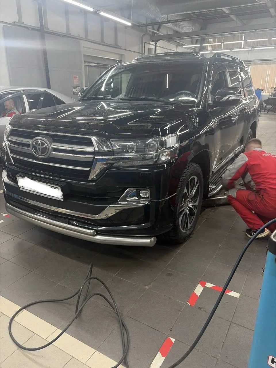 Пока в Москве мы осматриваем Toyota Highlander, в Екатеринбурге проверяем фактическое с...