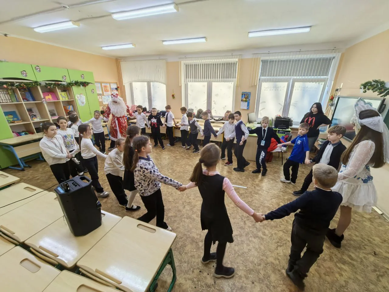 🎄✨ В преддверии Нового Года активисты нашей школы организовали чудесные поздравления для каждого кла