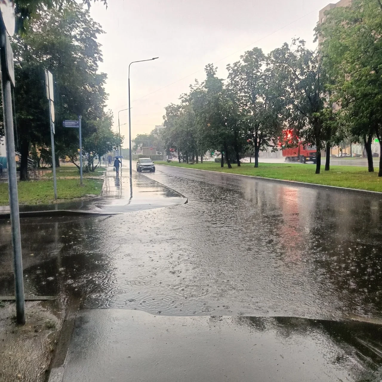 💦 В Кузьминках на Волгоградском проспекте жители жалуются на подтопления пешеходной зоны