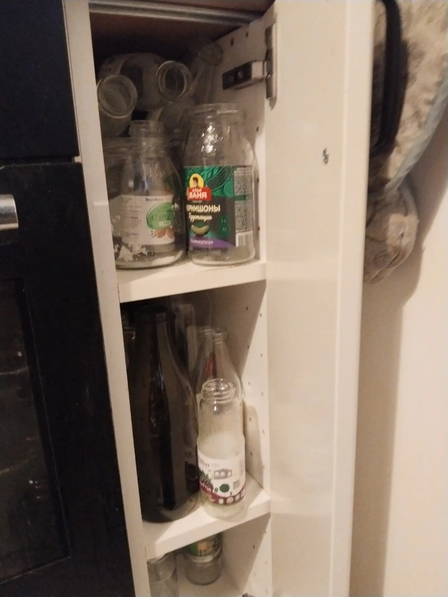 Отдам банки из-под овощных консервов и бутылки из-под магазинного сока. Пару пакетов на...