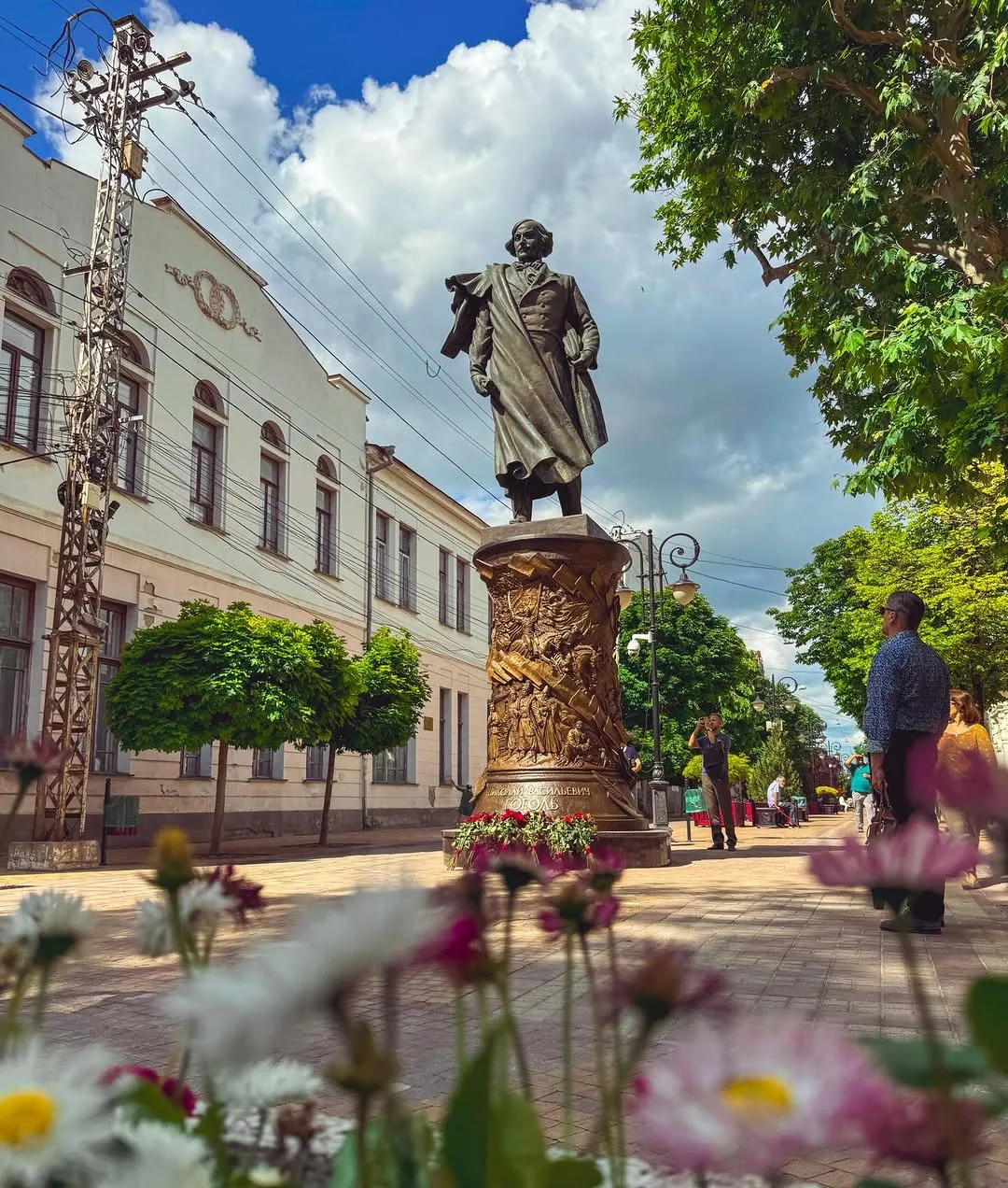 📜 В Симферополе открыли памятник Гоголю: 6 тонн бронзы на «литературном перекрёстке»

В центре стол