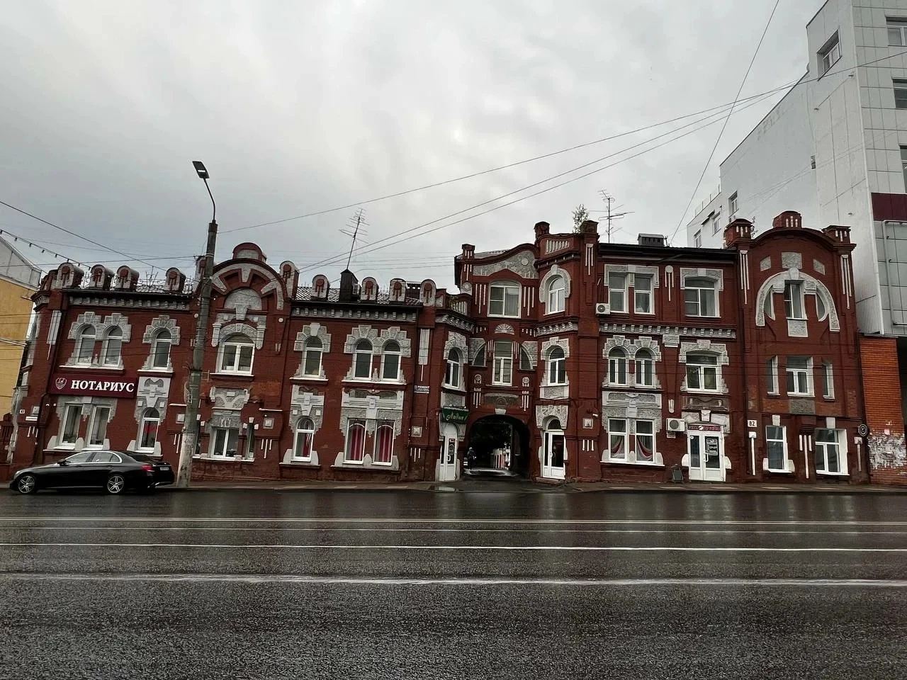 🏘️ Знаете ли вы, что на улице Дзержинского есть здание, которое разительно выделяется ...