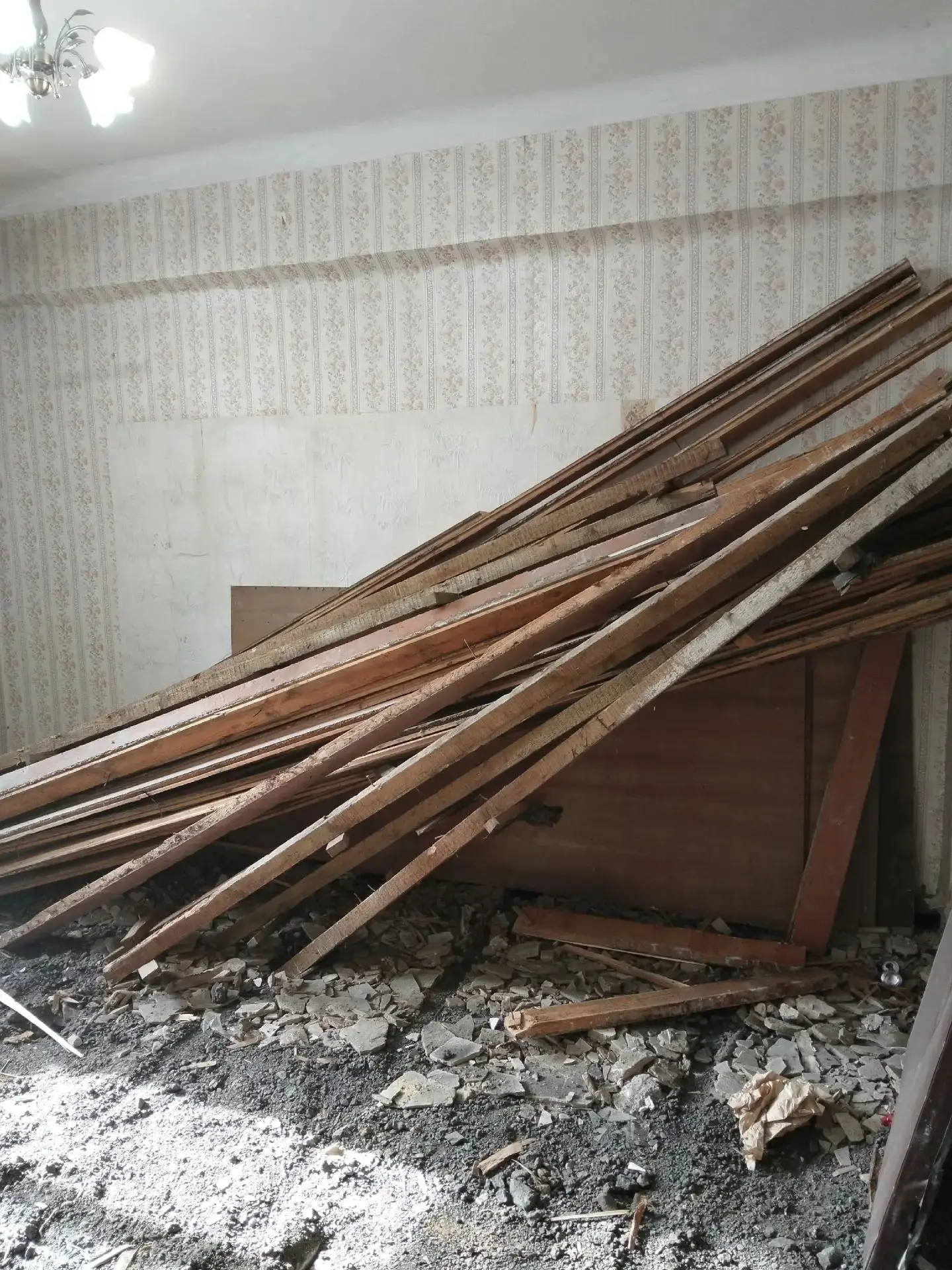 Может кому-нибудь нужен  доски бруски бесплатно ! звонить.  89631212600