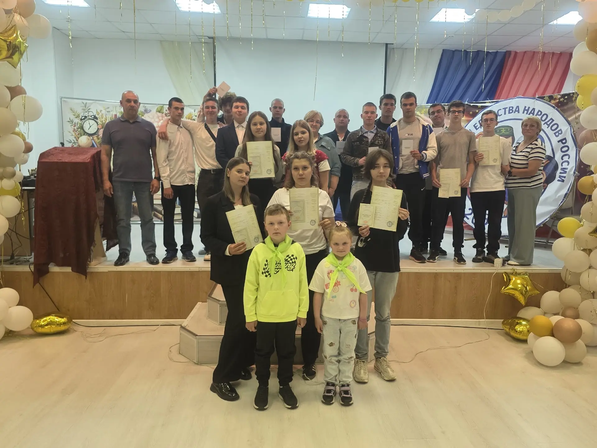 🎓 Первая профессия — уверенный шаг в будущее! В 2026/27 учебном году обучающиеся 10 класса получали