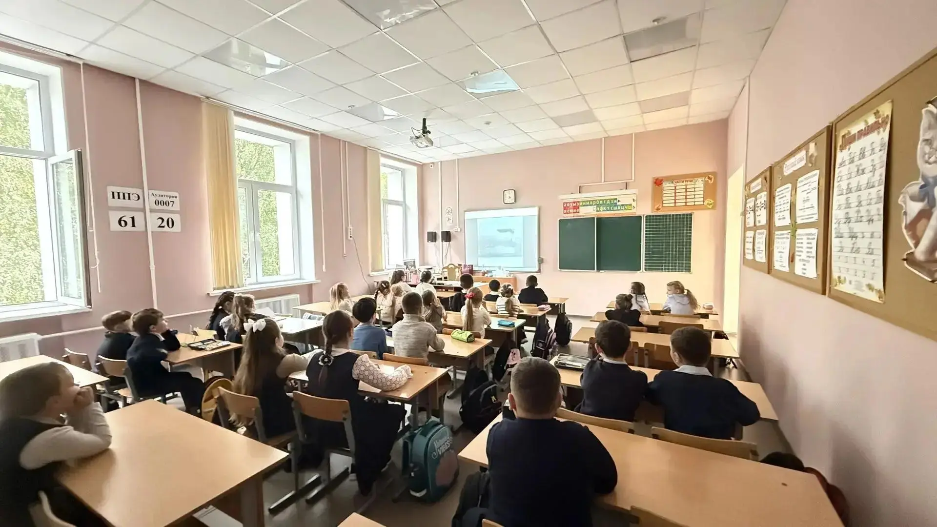 📅 Утро нового понедельника в нашей Гимназии началось с торжественного ритуала: в каждо...