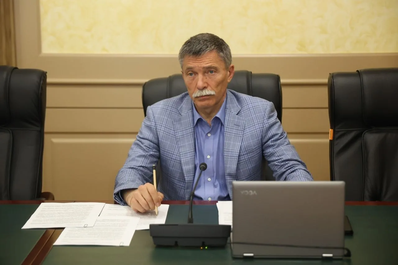 Исполняющий полномочия председателя Думы Ставропольского края Дмитрий Судавцов принял у...