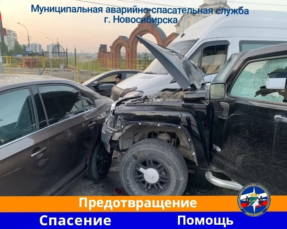 Массовое ДТП с пострадавшим произошло в Новосибирске.

На перекрестке Немировича-Данченко и Ватутина