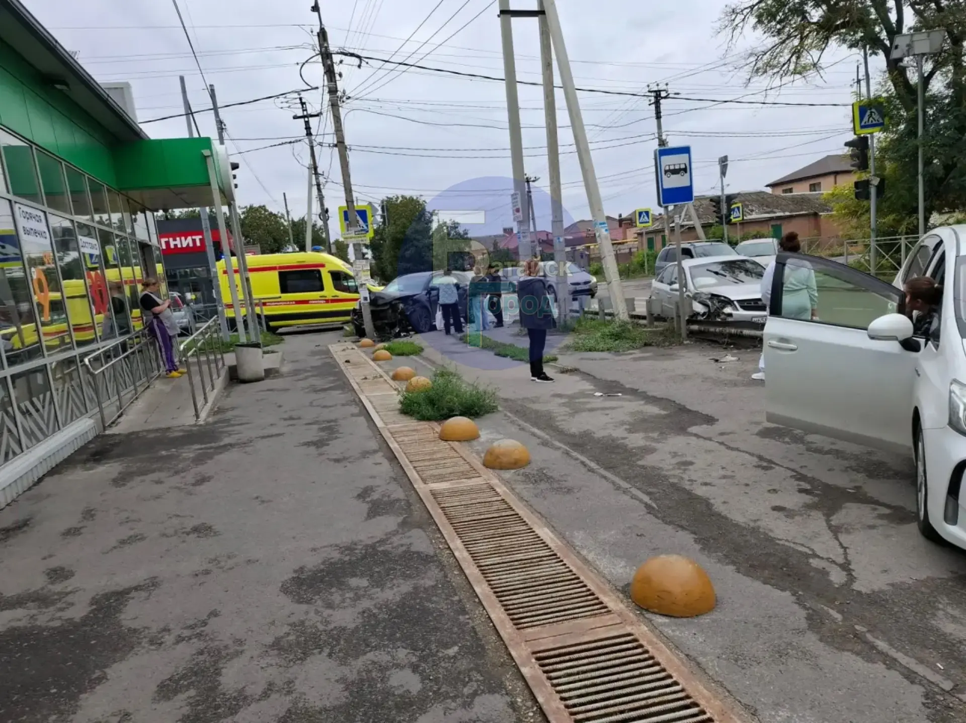 В Батайске на перекрёстке Грузинской и Цимлянской произошло ДТП из-за неработающего све...