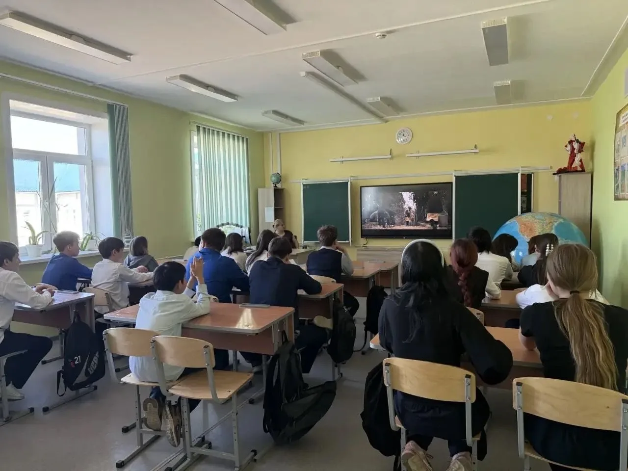 В нашей школе прошел просмотр фильма. Вместе с учащимися мы посмотрели фильм «Красные ленты» — пронз