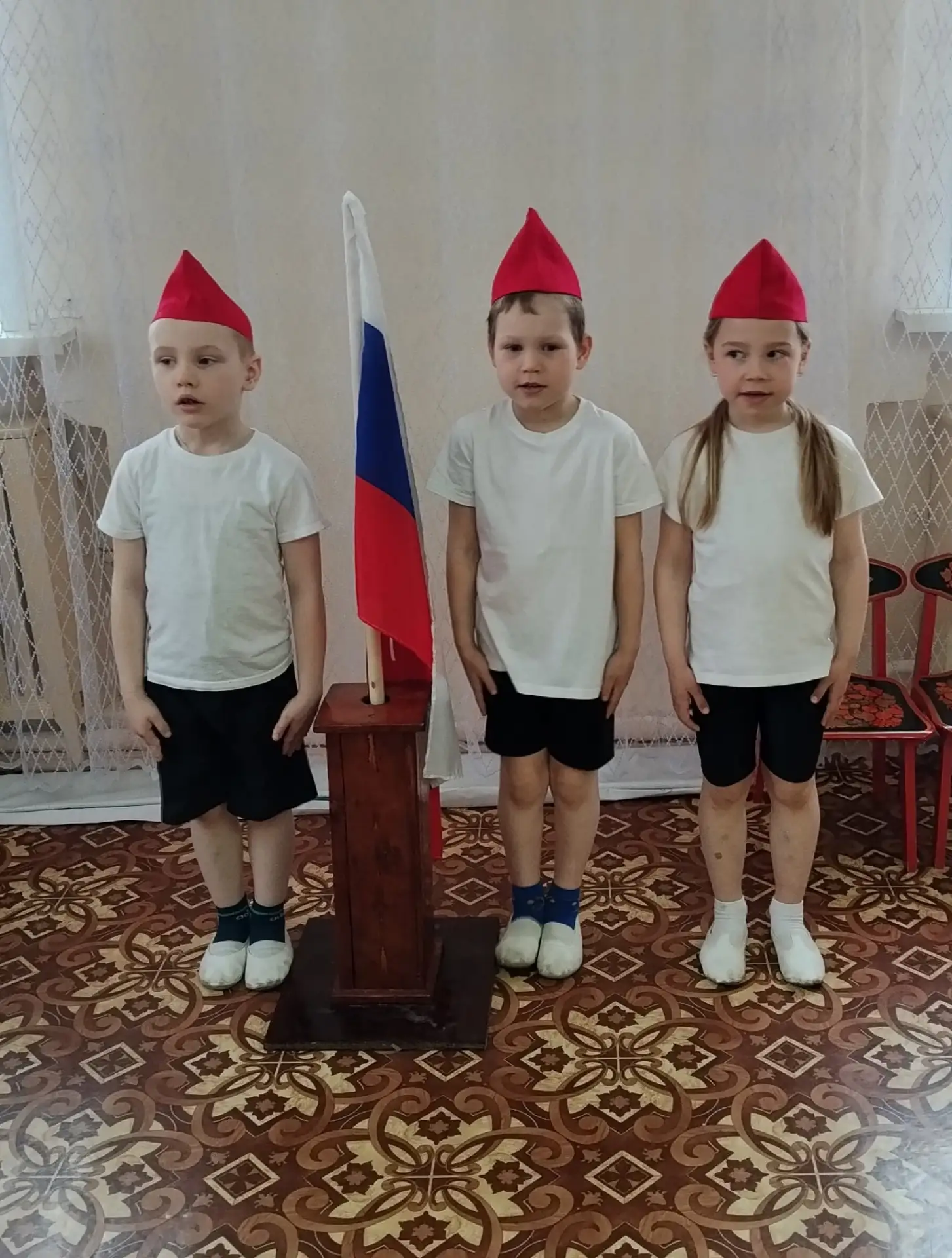 🇷🇺 В понедельник в детском саду прошла торжественная церемония выноса флага  Российск...