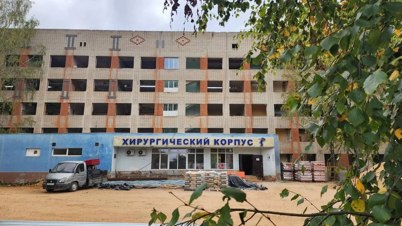 Капремонт хирургического корпуса набирает обороты: демонтаж выполнен на 80%, плиты на д...
