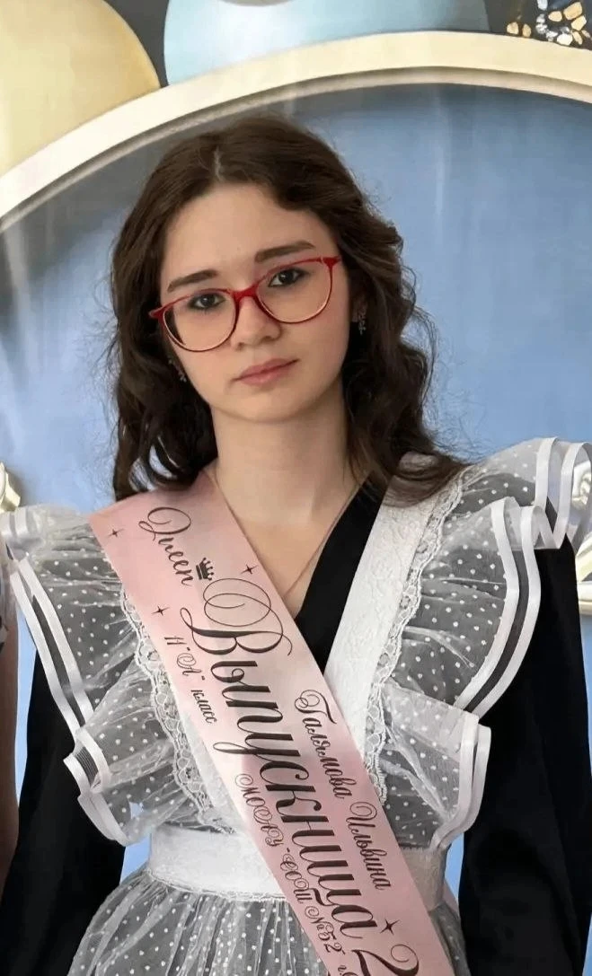 Галямова Ильвина Тагировна, ученица 11 класса МОАУ «СОШ №52», получила 100 баллов по русскому языку.