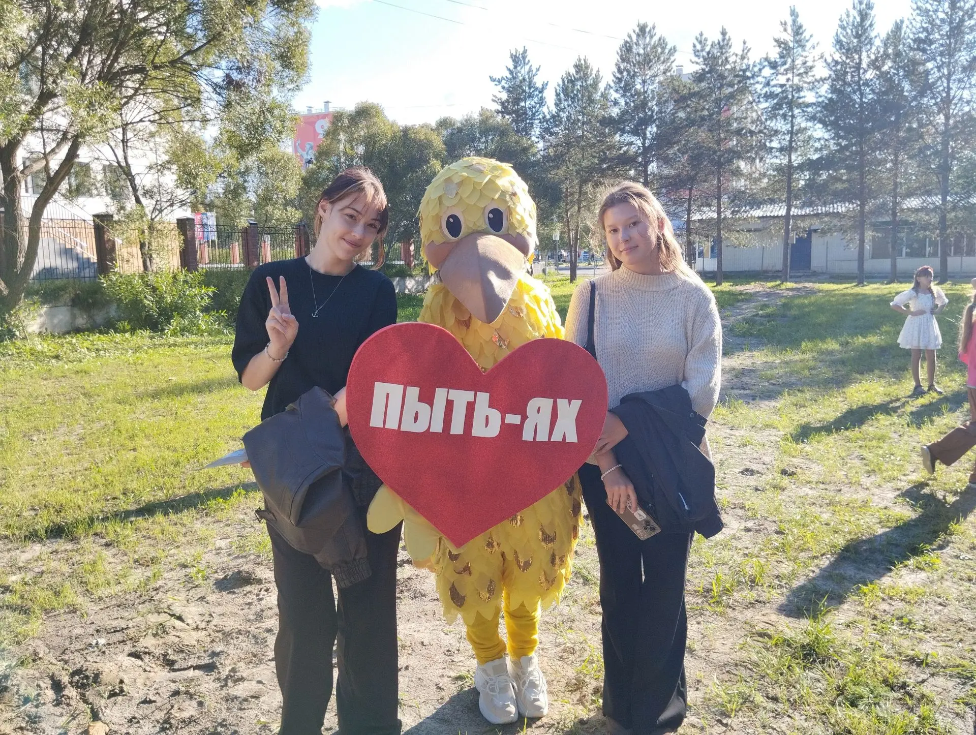 На площади Мира продолжаются праздничные мероприятия "Город Мечты! Город Любви! Город Н...