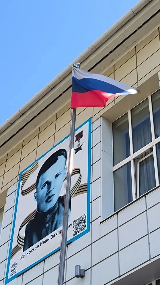 Флаг, гимн и первый выпускной: как прошло утро понедельника