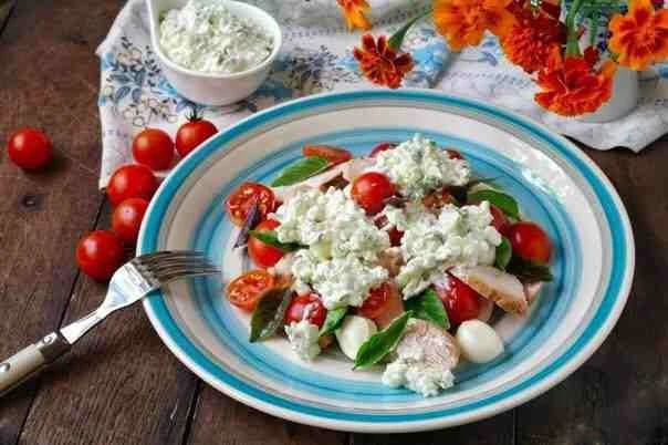 САЛАТ С КУРИНЫМ ФИЛЕ, ЧЕРРИ И МОЦАРЕЛЛОЙ