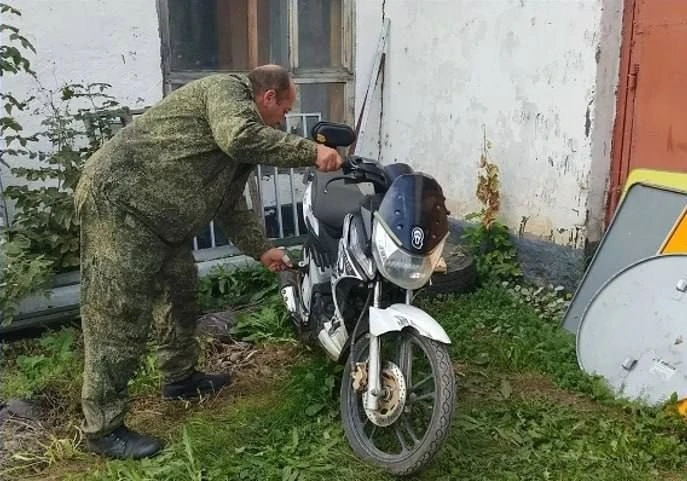 Судебные приставы Алтайского края передали Министерству обороны РФ конфискованный мотоцикл