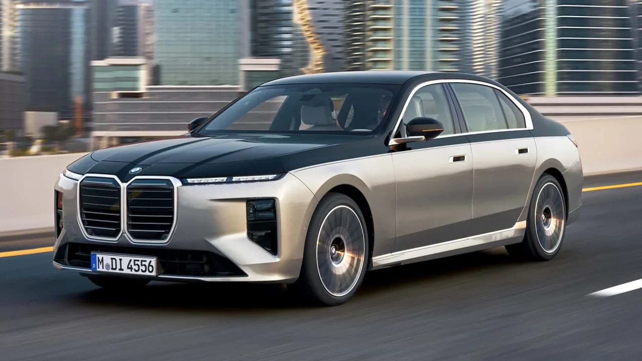 🚘BMW тем временем показали новую рестайлинговую «семёрку» 2027 модельного года.