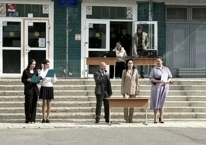 🔔  Ура, каникулы! В корпусе на Яхтенной прошла торжественная линейка в честь окончания...