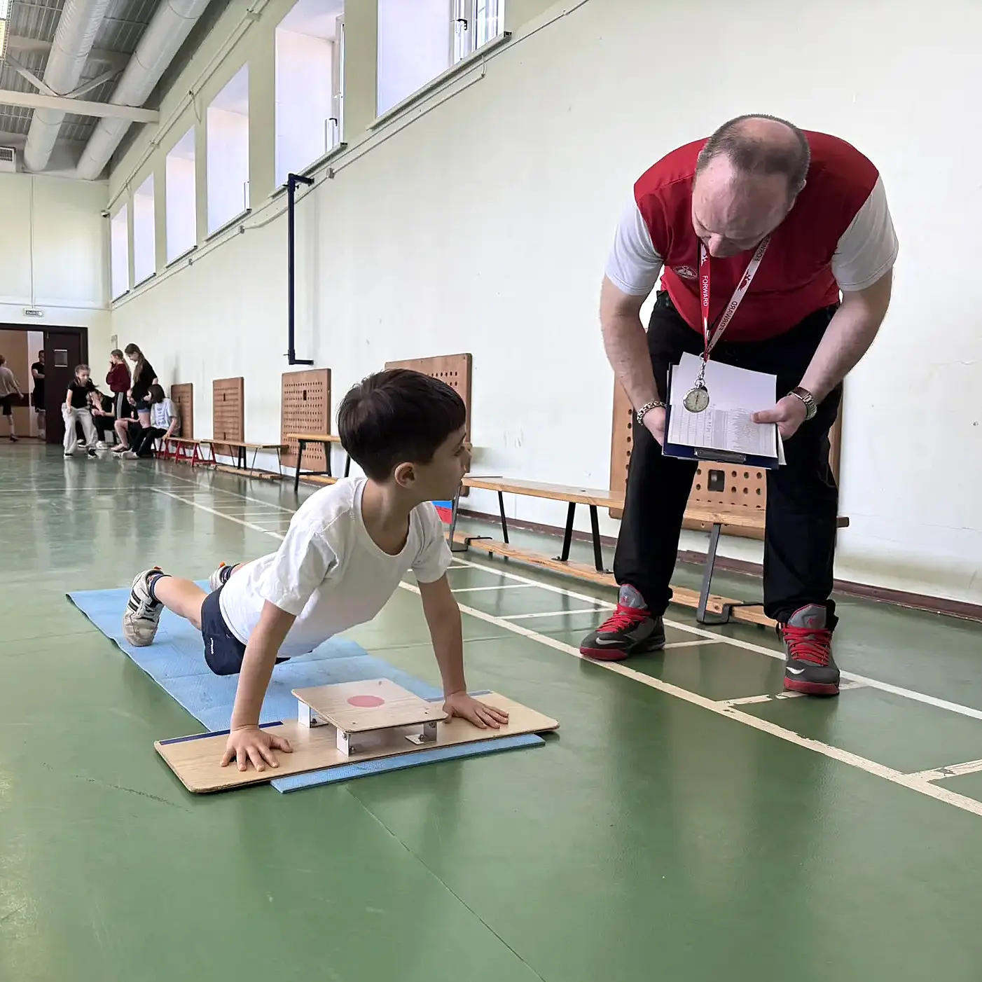 🏃‍♂️ ГТО в нашей школе: 98 учеников успешно прошли испытания!  В среду, 8 апреля, на площадке Харчен