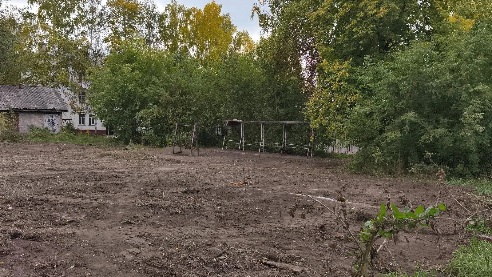Убран мусор у площадки рядом с музеем.