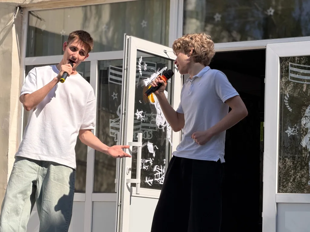 🎤 «Za Победу!»: песни и стихи под открытым небом  Сегодня у центрального входа в школу звучали песни