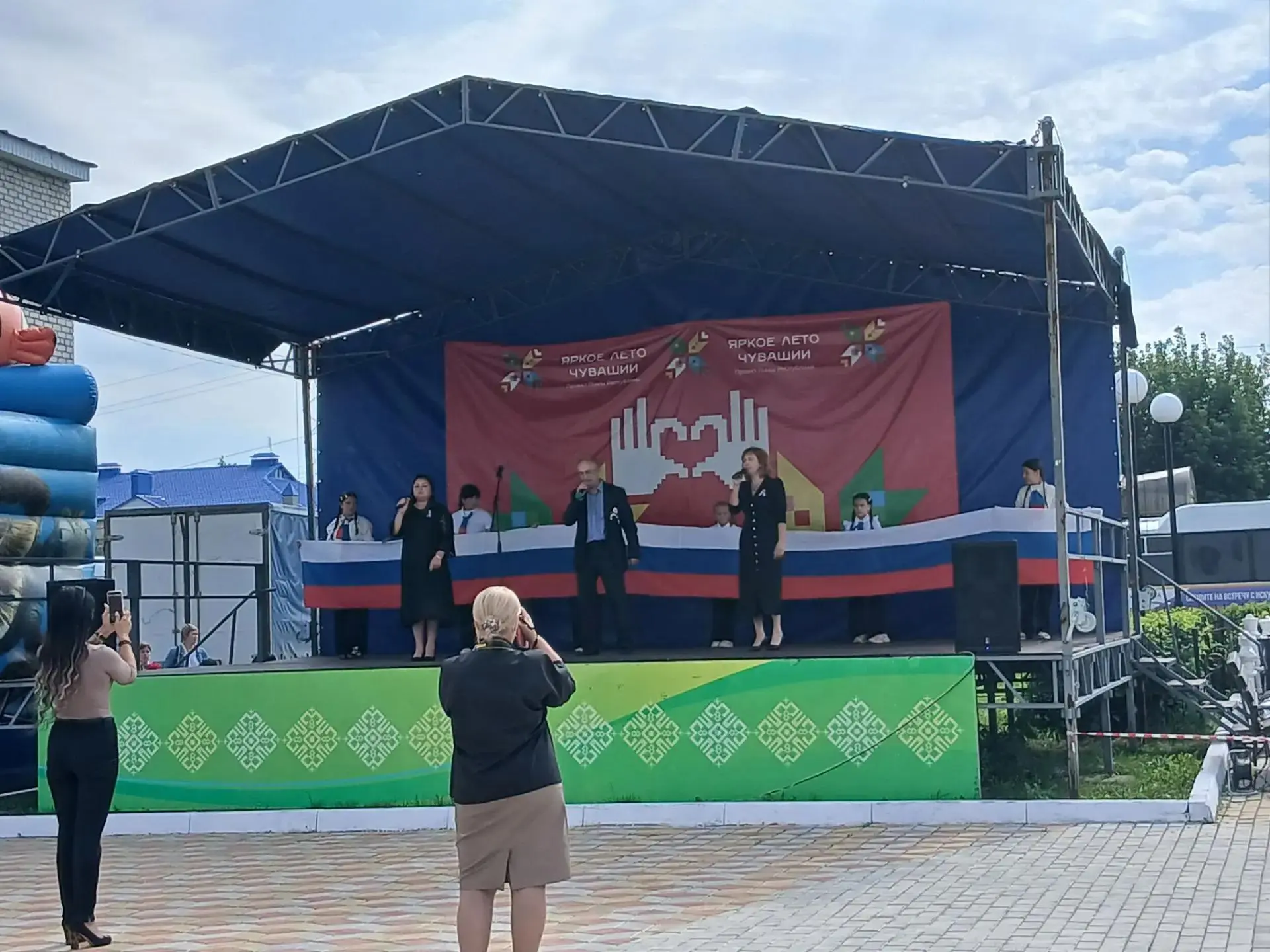 На площади районного Дома культуры прошел торжественный праздник, посвященный Дню Госуд...