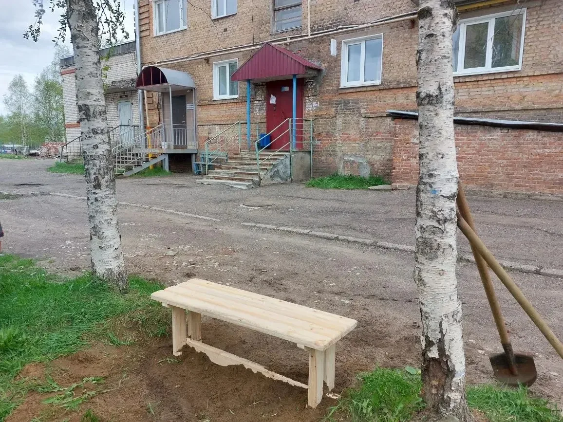 Выполнили установку скамейки по адресу: Печорский проспект,д.63,подъезд №1