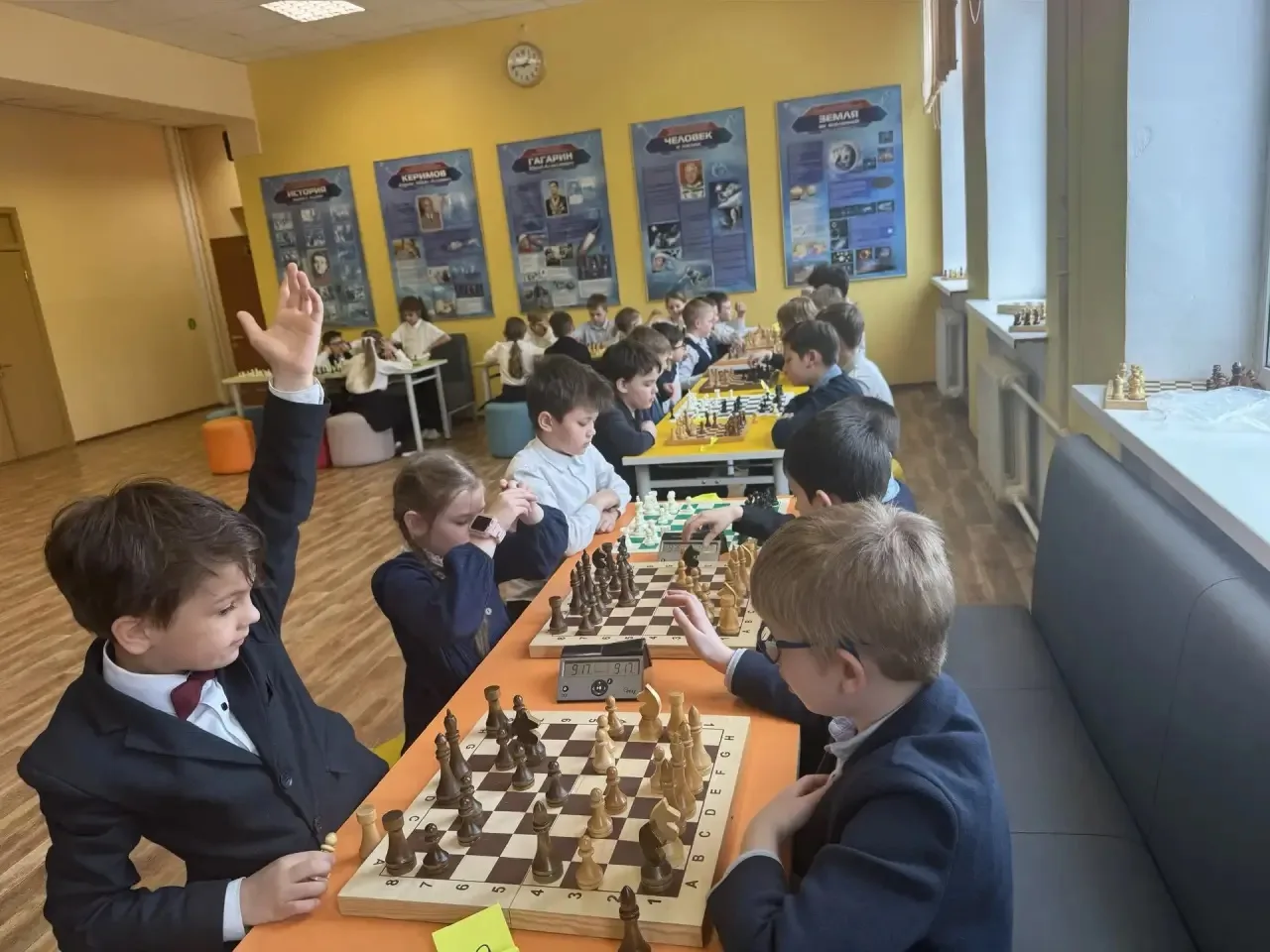 ♟️ Ход конём!  В начальной школе прошёл масштабный шахматный турнир среди учеников 1–4 классов.  🎉 Б