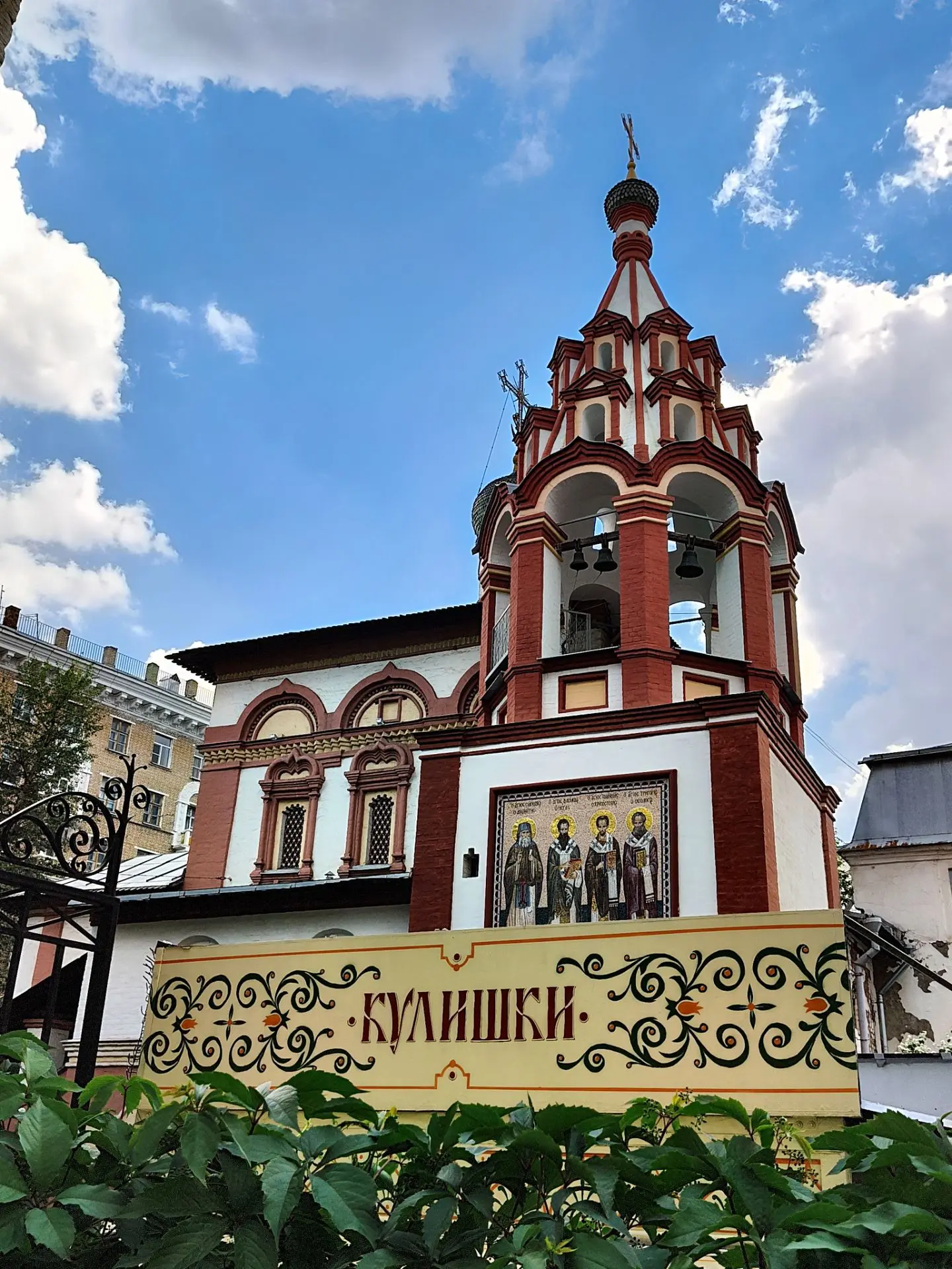 Настоящий райский сад открылся взорам праздногуляющих по Малому Трехсвятительскому пере...