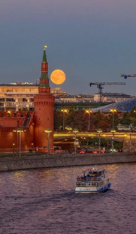 Над городом нависла гигантская луна — завораживающее зрелище 🌕✨