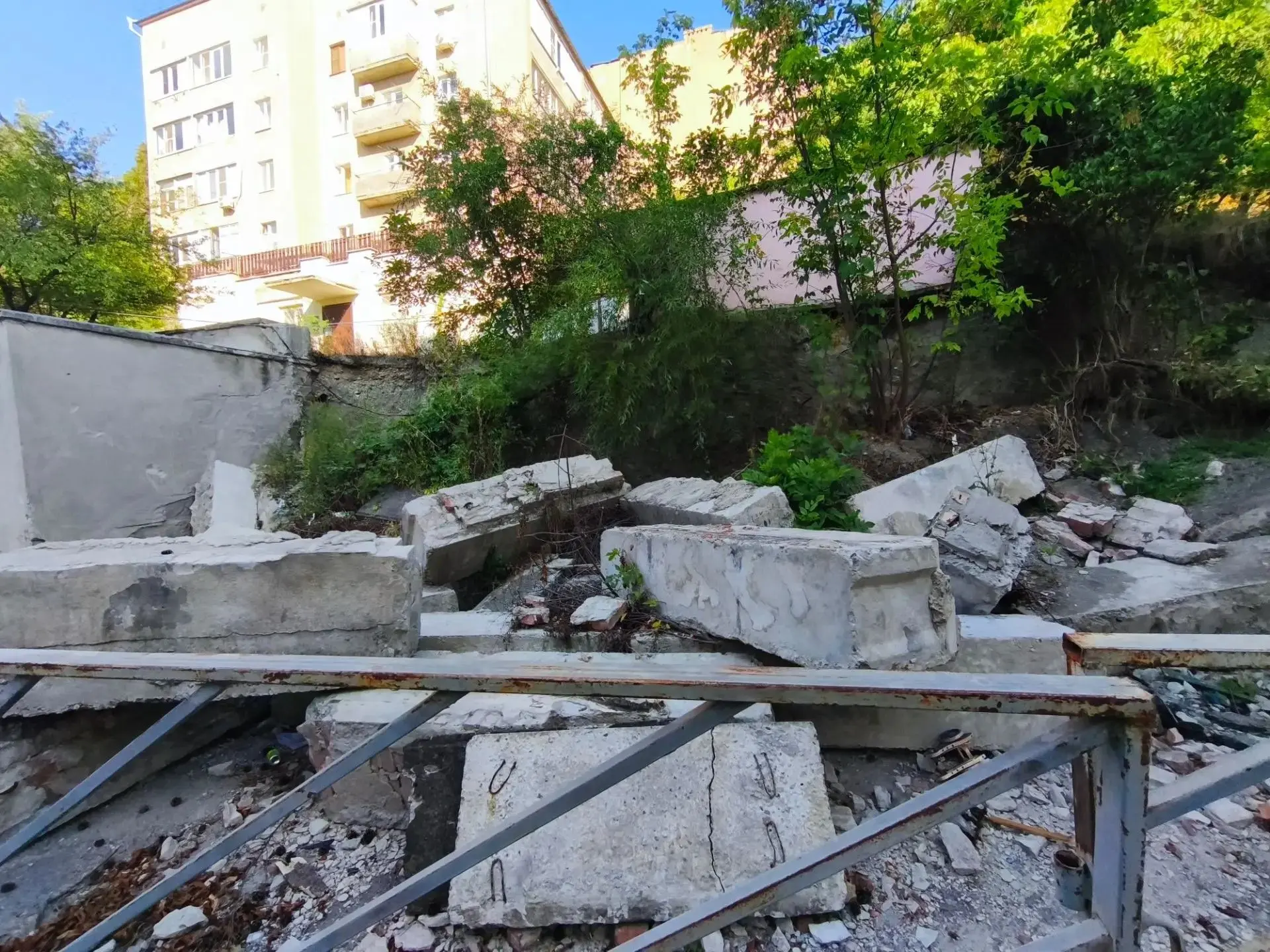 🚧 На месте обрушения подпорной стены в Ессентуках определились с планом работ