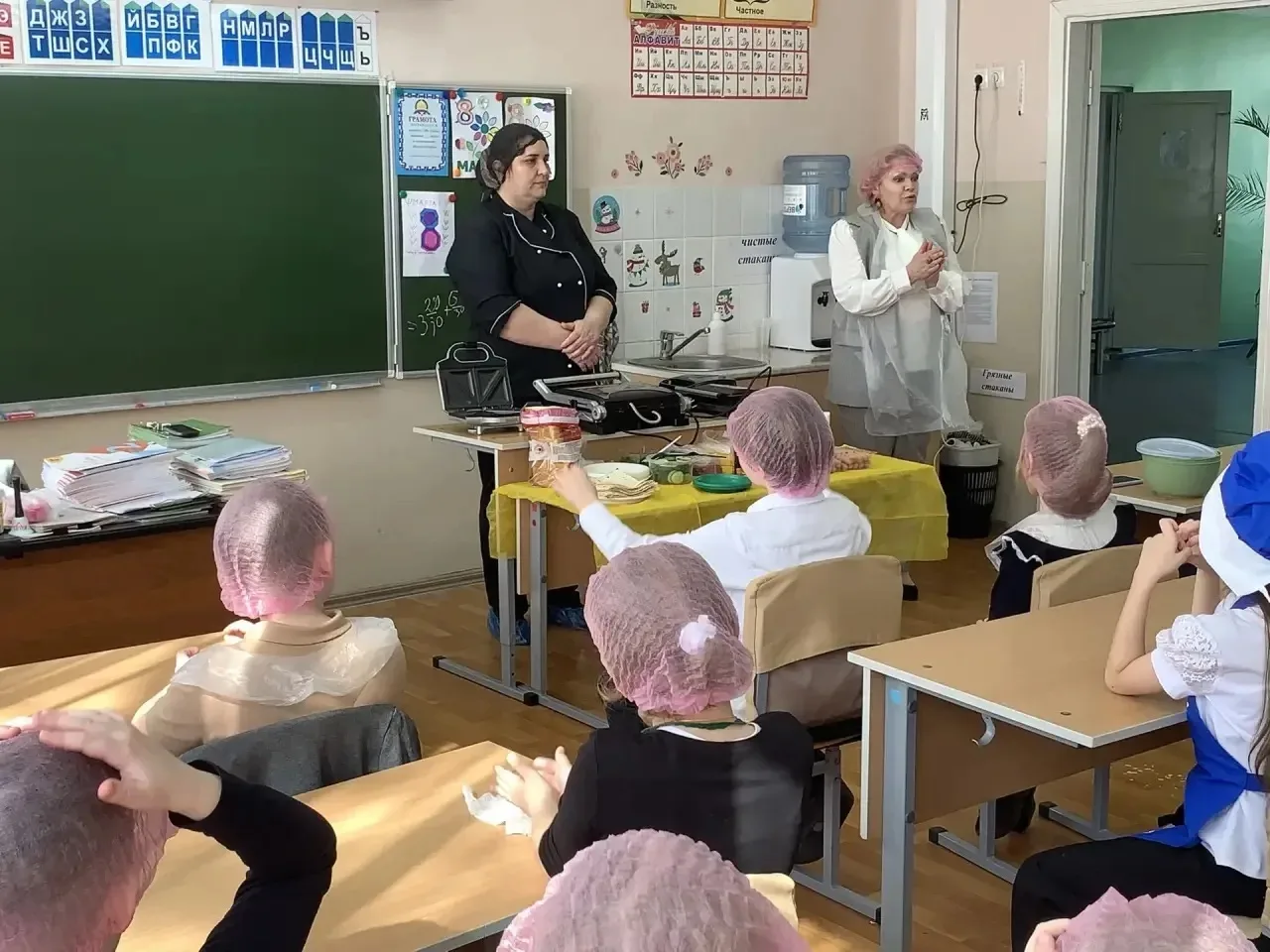 В рамках недели «Профориентации» во 2 В классе прошел мастер - класс по изготовлению горячих бутербр