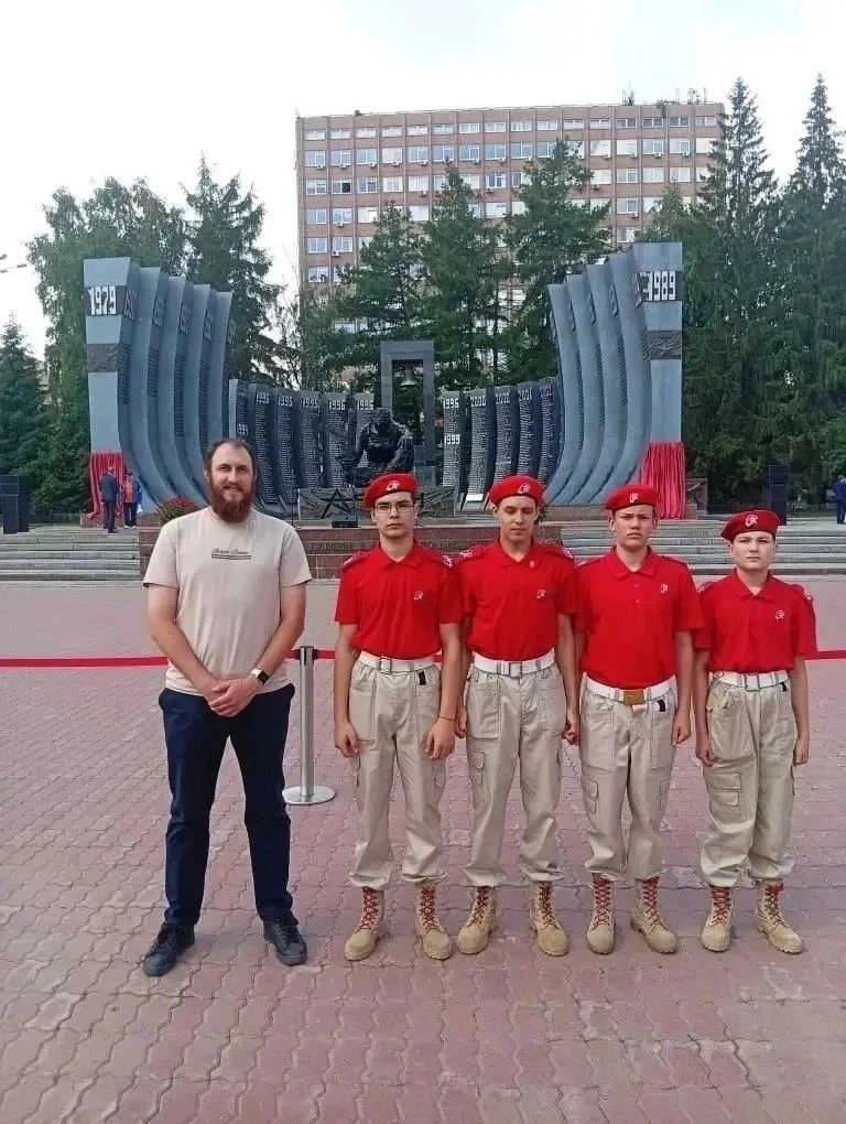 Юнармейцы отряда «Саламандра» — на торжестве ко Дню России! 🇷🇺

12 июня 2026 года наши юнармейцы и