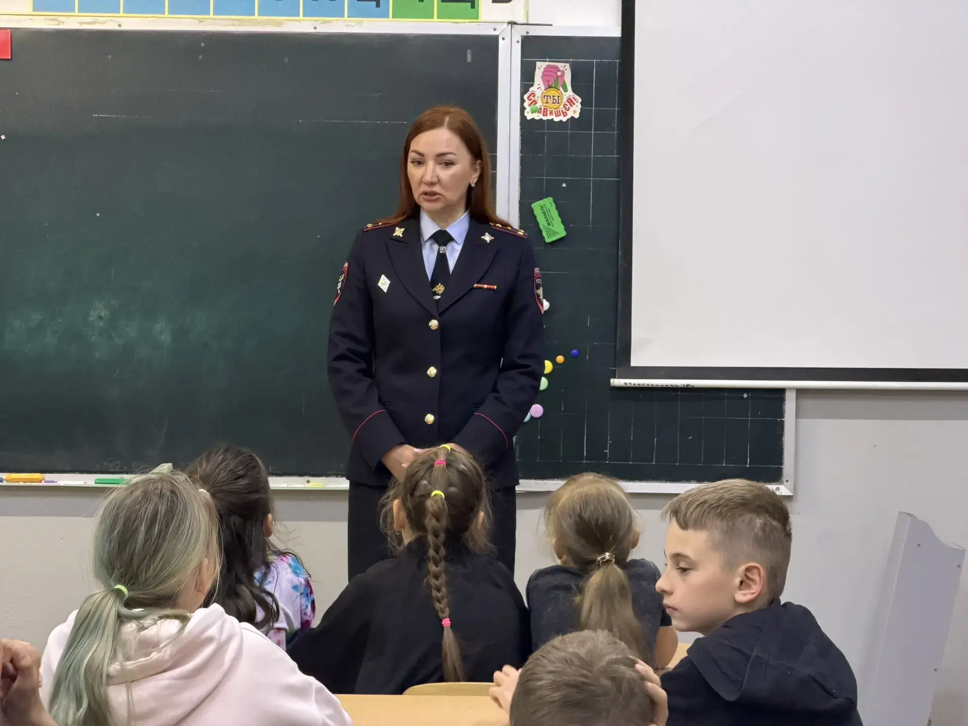 🚦 Важная встреча в пришкольном лагере: правила дорожного движения от инспектора ГИБДД!🚦

Сегодня в