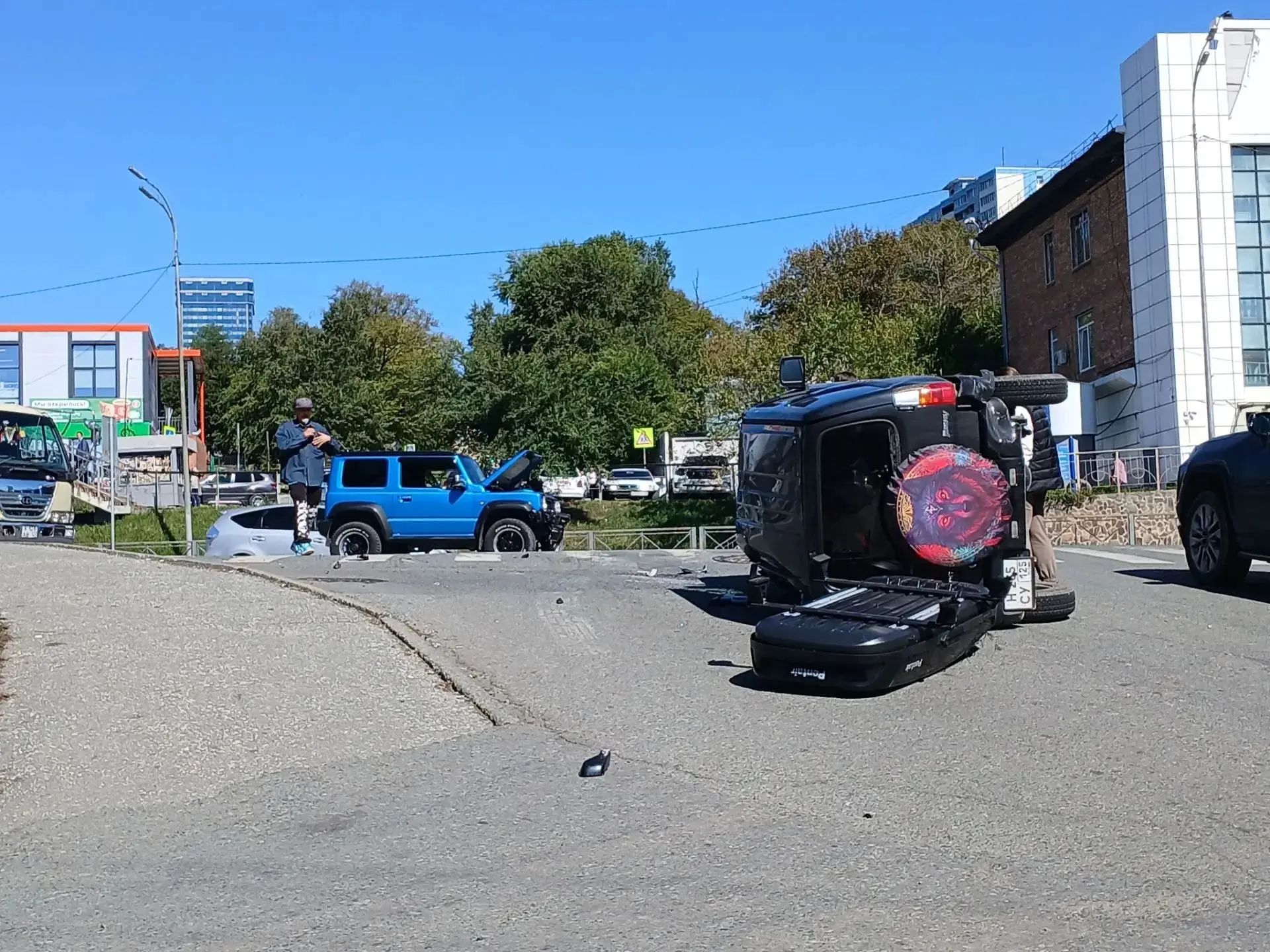 Во Владивостоке на Чуркине при столкновении Jimny опрокинул другого Jimny