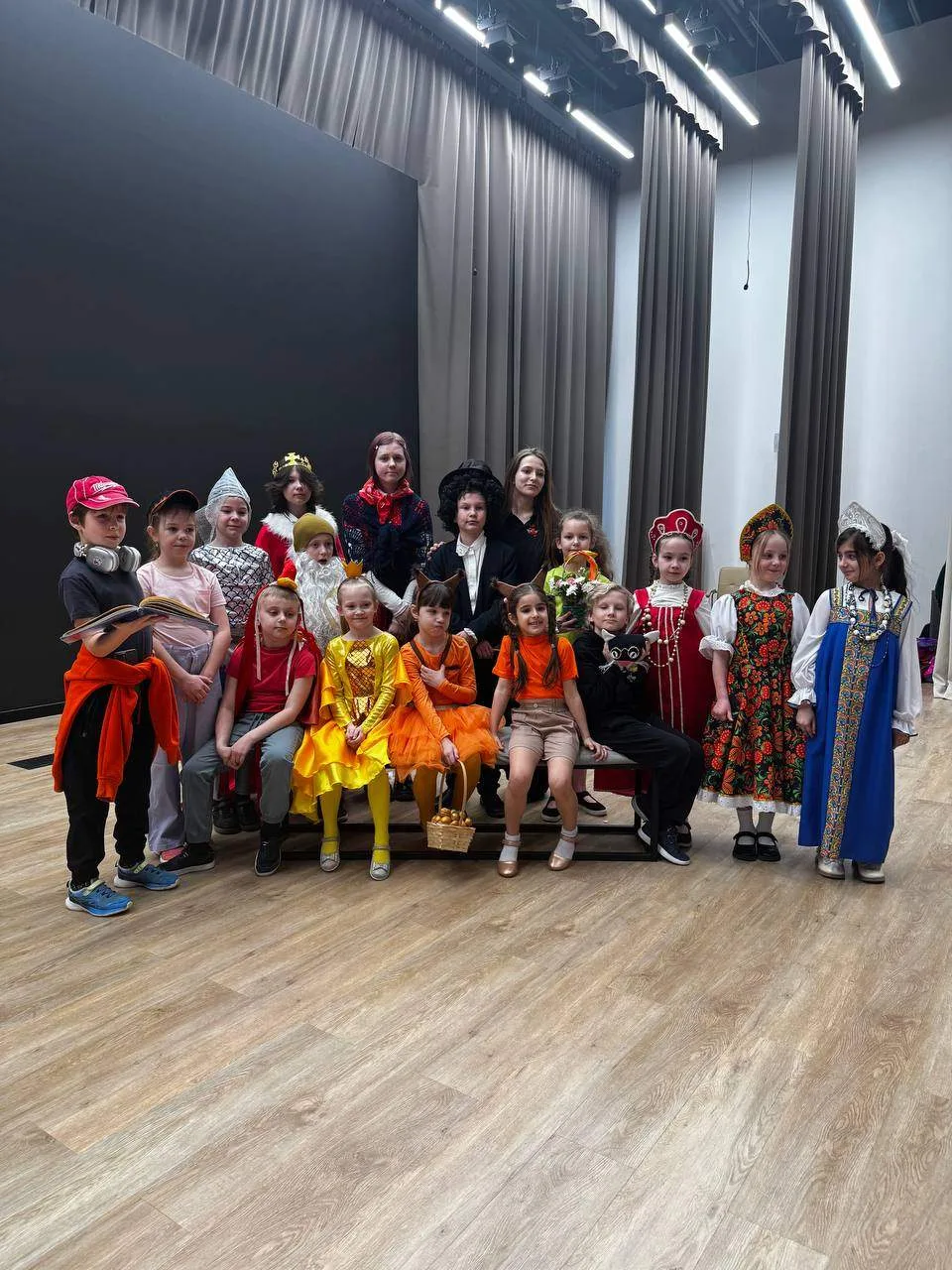 🎭 Сегодня актовый зал школы превратился в Лукоморье!  Знаете, что бывает, если дать современному под