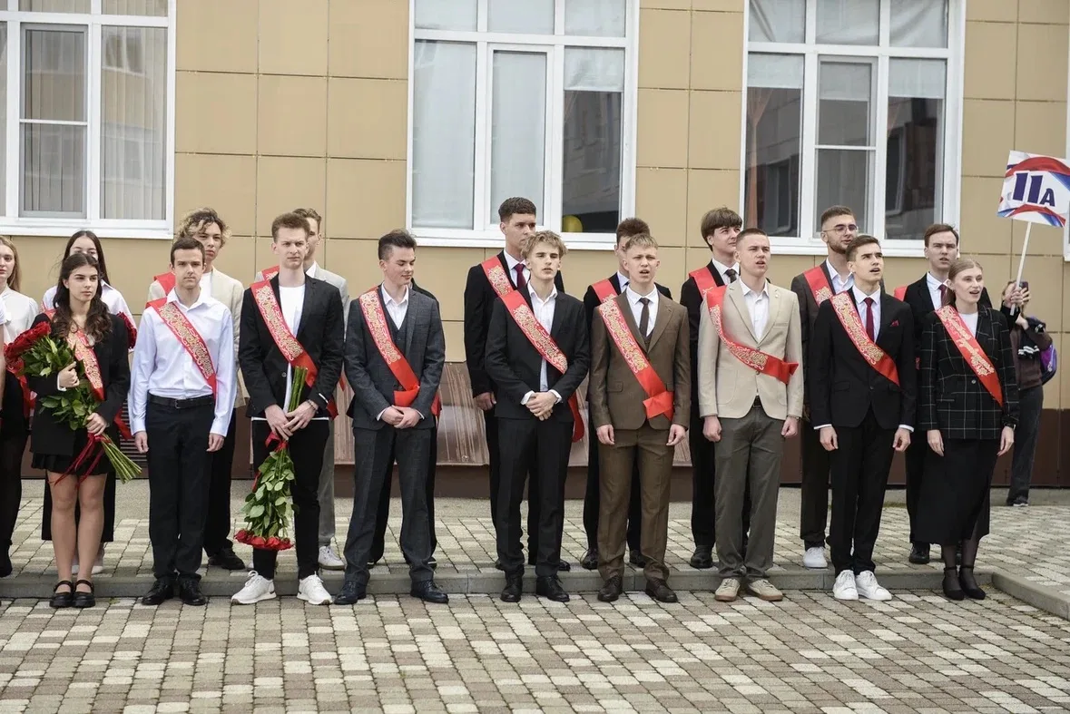 Звенит последний звонок... 🎓  Вот и пролетели эти 11 и 9 лет… Кажется, только вчера вы робко зашли в