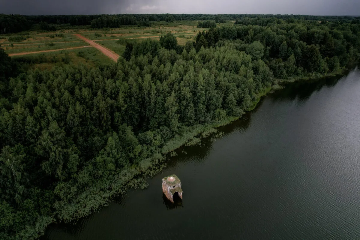 🌊 Таинственная часовня, которая выходит из воды  Есть в Тверской области место, от которого у путеше