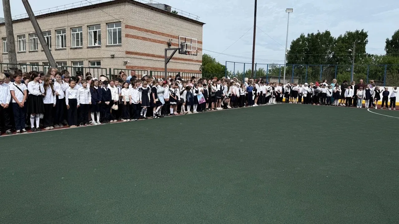 🎉 Торжественная линейка в честь окончания учебного года: подводим итоги, чествуем лучших!