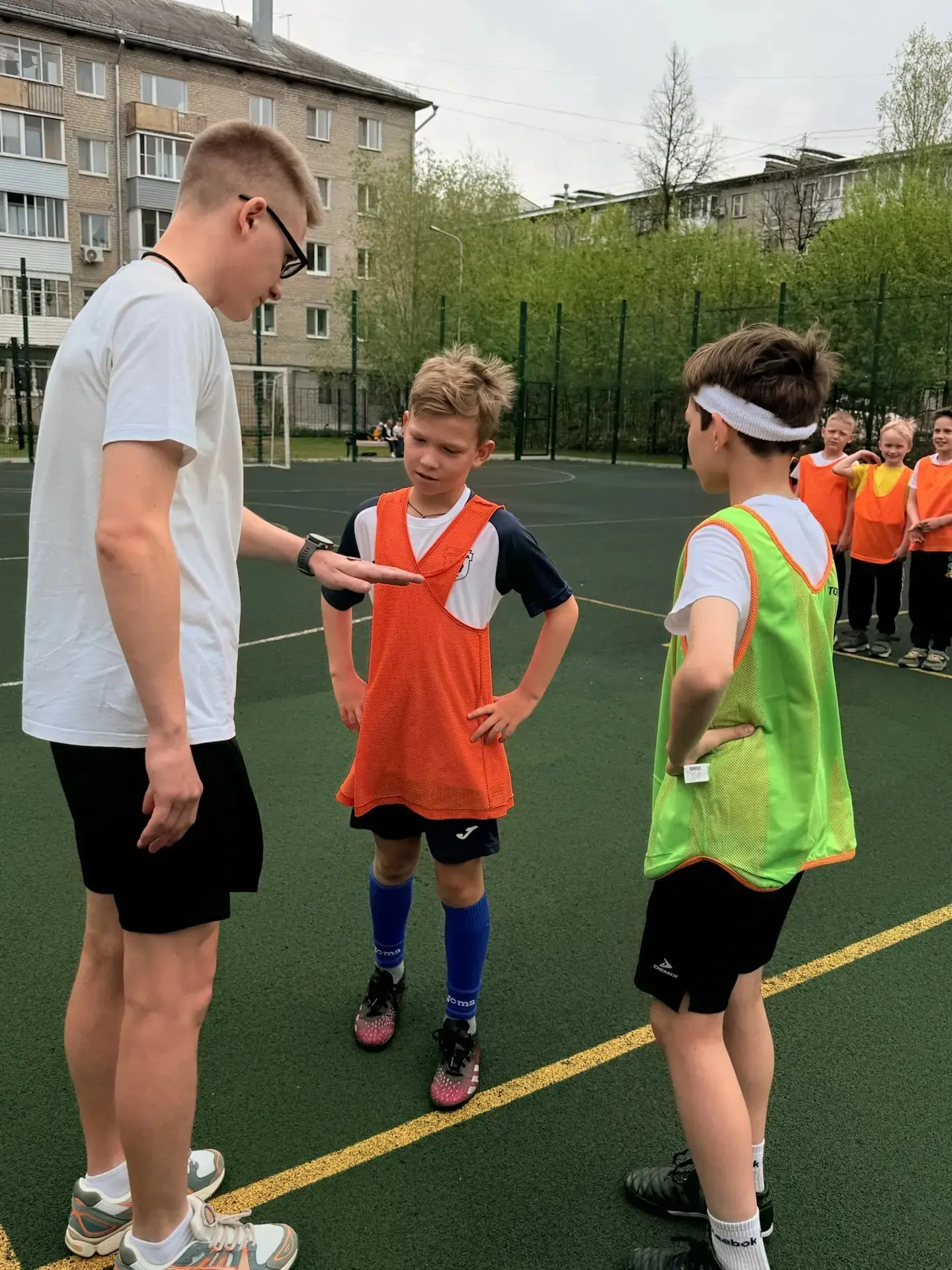 ⚽Товарищеская встреча Фотоника-Светоника  Сегодня на школьной спортивной площадке прошёл товарищески