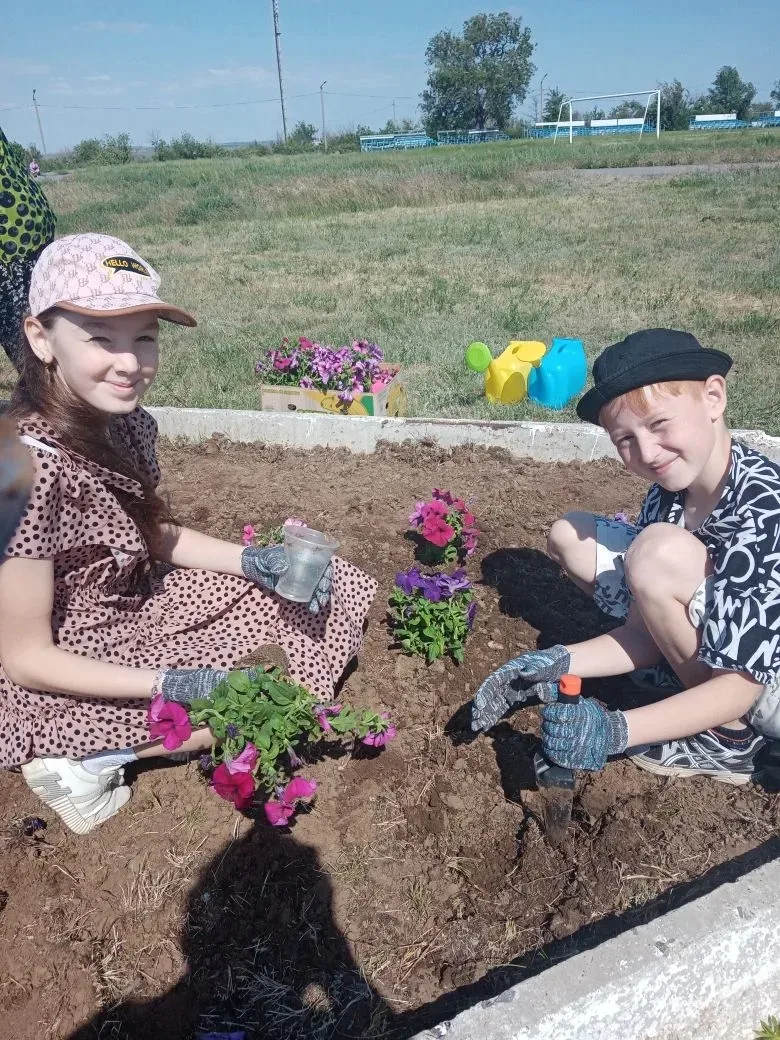 На стадионе — настоящее цветочное чудо! 🌼🌸

Ученики 2–4 классов Быковской школы №1 превратились в 