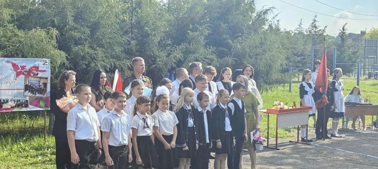 🔔 Торжественная линейка, посвящённая последнему звонку, сегодня прозвучала в школе № 8 поселка Садов