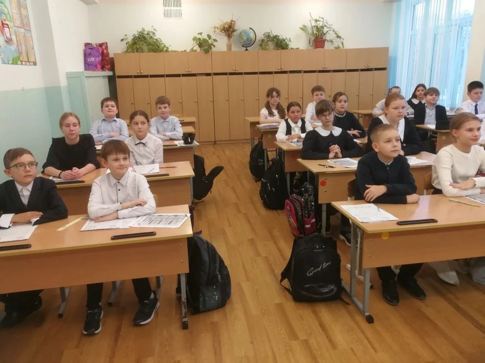🛡️ Цифровой щит: учимся безопасности в сети  Неделя в гимназии началась с традиционной еженедельной 