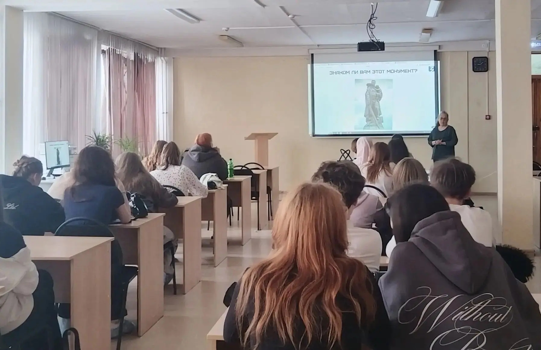 В стенах Литературного клуба Самарского торгово-экономического колледжа вновь зазвучали слова, напол