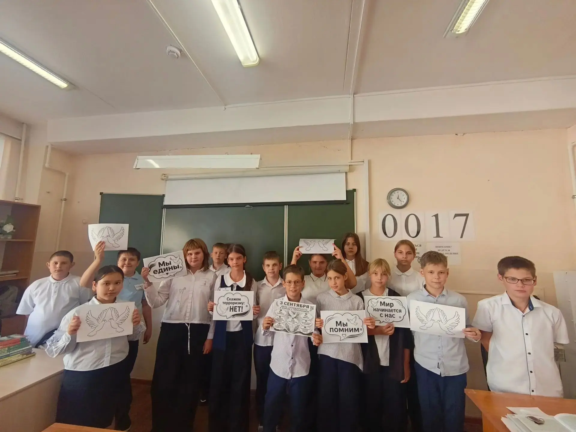 📚✨ В нашей школе прошли классные часы, посвященные трагедии в Беслане. Этот день стал ...