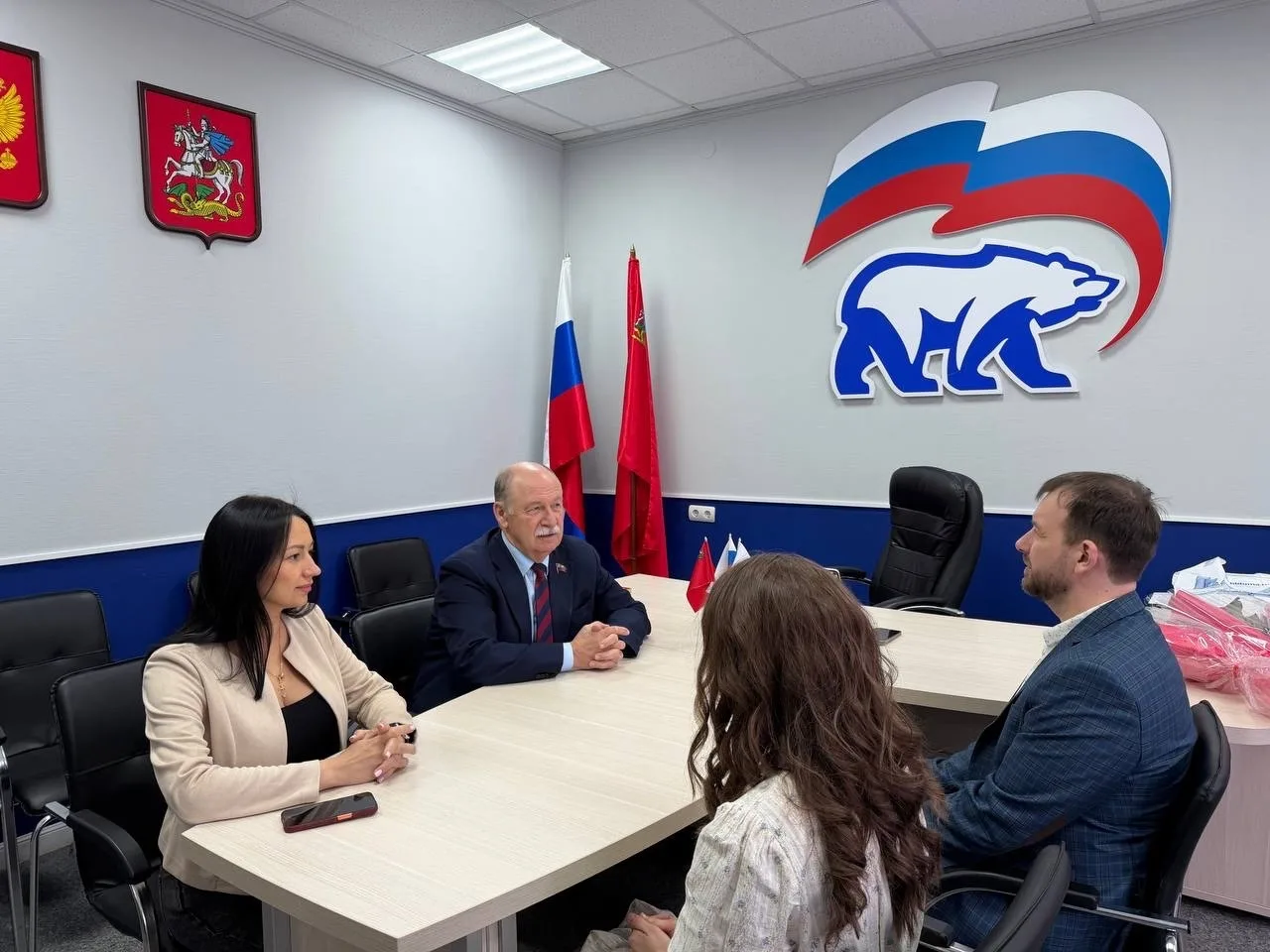 Депутат Московской областной Думы А.Н. Баранов поздравил сотрудников ВНИГНИ с Днем геолога