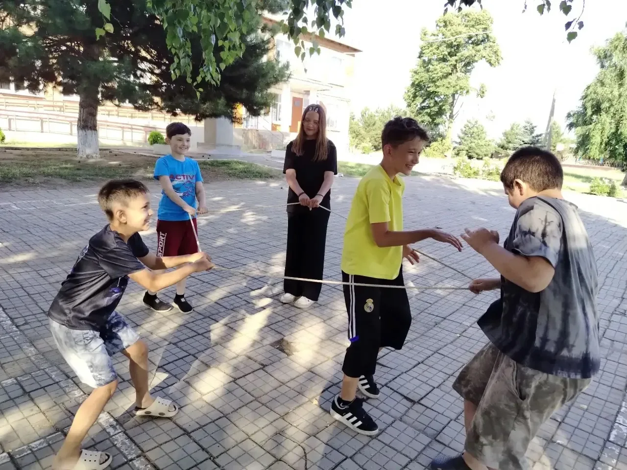На площадке «Страна летних затей» в МБОУ СОШ №18 им. Н. П. Симоняка не бывает скучно! Встреча ребят 